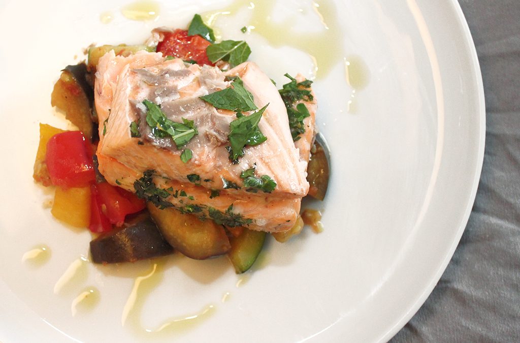 Lachs in Salzkruste mit mediterranen Gemüse