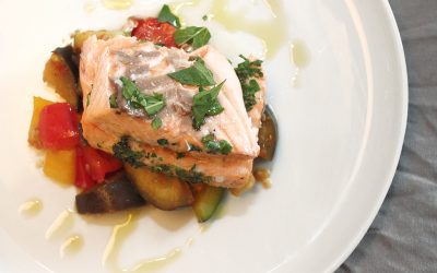 Lachs in Salzkruste mit mediterranen Gemüse