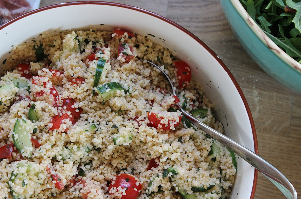 Cous-Cous Salat mit Tomaten, Gurke und Minze